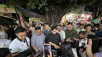 Malam-Malam Gibran Blusukan dan Bagikan Alat Tulis di Kampung Malang Tengah Surabaya