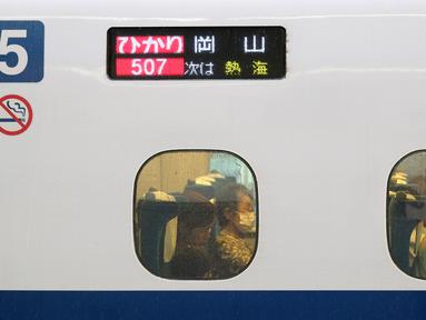 Penumpang berada di dalam kereta peluru Shinkansen menuju Okayama meninggalkan stasiun kereta api di Yokohama, Prefektur Kanagawa (22/7/2020). Pemerintah Jepang pada 22 Juli meluncurkan kampanye "Go To Travel". (AFP Photo/Kazuhiro Nogi)