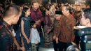 Keluarga Dwi Sasono mengusung konsep batik Nusantara. Tiap anggota keluarga mengenakan  desain dan motif batik yang berbeda. Seru ya! [@dwisasono]