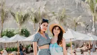 Di luar kesibukan kerjaan, keduanya beberapa kali menghabiskan waktu dengan liburan bersama. Begini gaya kompak mereka kenakan beach wear. [Foto: IG/nissyaa].