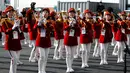 Aksi pemandu sorak Korea Utara saat menyambut atlet asal negaranya di Desa Olimpiade, Gangneung, Korea Selatan, Kamis (8/2). (AP Photo/Jae C. Hong)