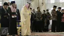  Presiden Joko Widodo dan Raja Salman bin Abdulaziz al-Saud di dampingi Imam Besar Masjid Istiqlal Nasaruddin Umar saat melakukan Shalat tahiyatul masjid di Masjid Istiqlal, Jakarta, Kamis (2/3). (Liputan6.com/Angga Yuniar)