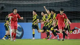 Pemain Timnas Malaysia U-19 merayakan gol yang dicetak oleh Muhammad Faiz ke gawang Timnas Laos U-19 pada laga final Piala AFF U-19 2022 di Stadion Patriot Chandrabhaga, Bekasi, Jumat (15/7/2022). (Bola.com/Bagaskara Lazuardi)
