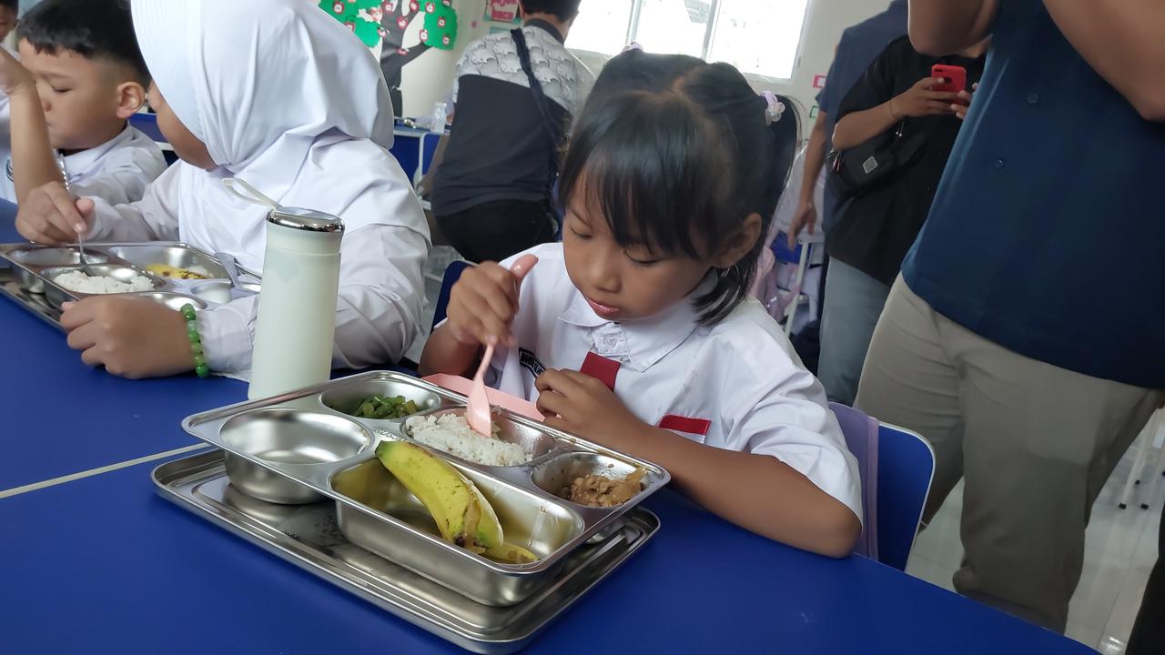 Menteri Koperasi Budi Arie Setiadi meninjau Program Makan Bergizi Gratis (MBG) di SD Angkasa 05, Kompleks Halim Perdanakusuma, Jakarta, Senin (6/1/2025). (Liputan6.com/Arief)