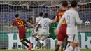 Pemain AS Roma, Stephan El Shaarawy mencetak gol ke gawang Chelsea pada laga keempat babak penyisihan Liga Champions di Stadion Olimpico, Rabu (1/11). Chelsea dibantai tiga gol tanpa balas. (AP/Alessandra Tarantino)