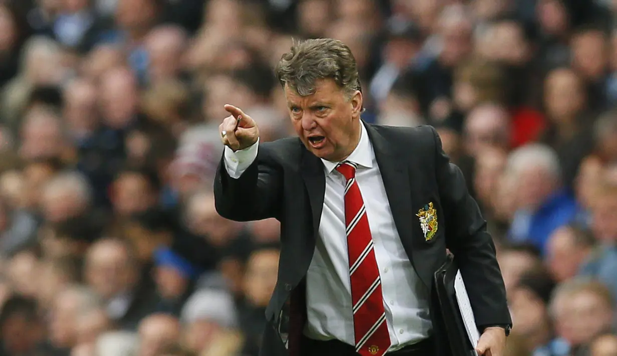 Pelatih Manchester United, Louis van Gaal, memberikan instruksi kepada para pemainnya saat melawan Manchester City pada lanjutan Liga Inggris pekan ke-31 di Stadion Etihad, Manchester, Minggu (20/3/2016). (Reuters/Jason Cairnduff)