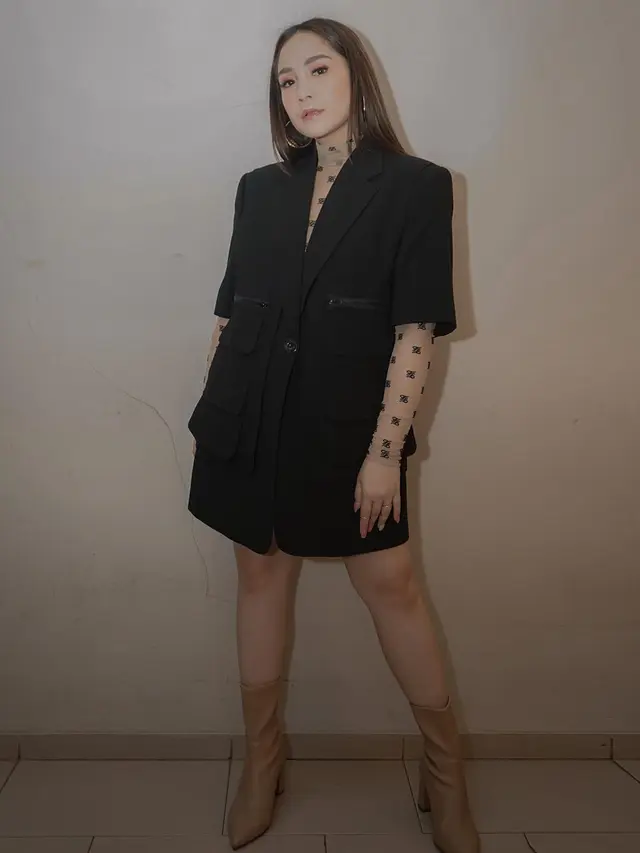 Gaya 6 Seleb Wanita dalam Konser 25 Tahun Melly Goeslaw dan Anto Hoed, Menawan