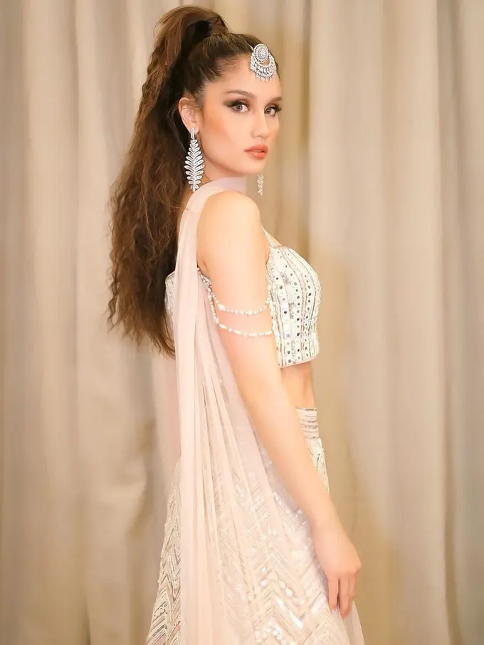 7 Gaya Cinta Laura saat Pakai Busana Ala India, Disebut Bak Aktris Bollywood