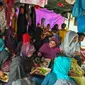 Dalam rombongan terlihat pengungsi laki laki dan perempuan dewasa serta anak-anak. (CHAIDEER MAHYUDDIN/AFP)