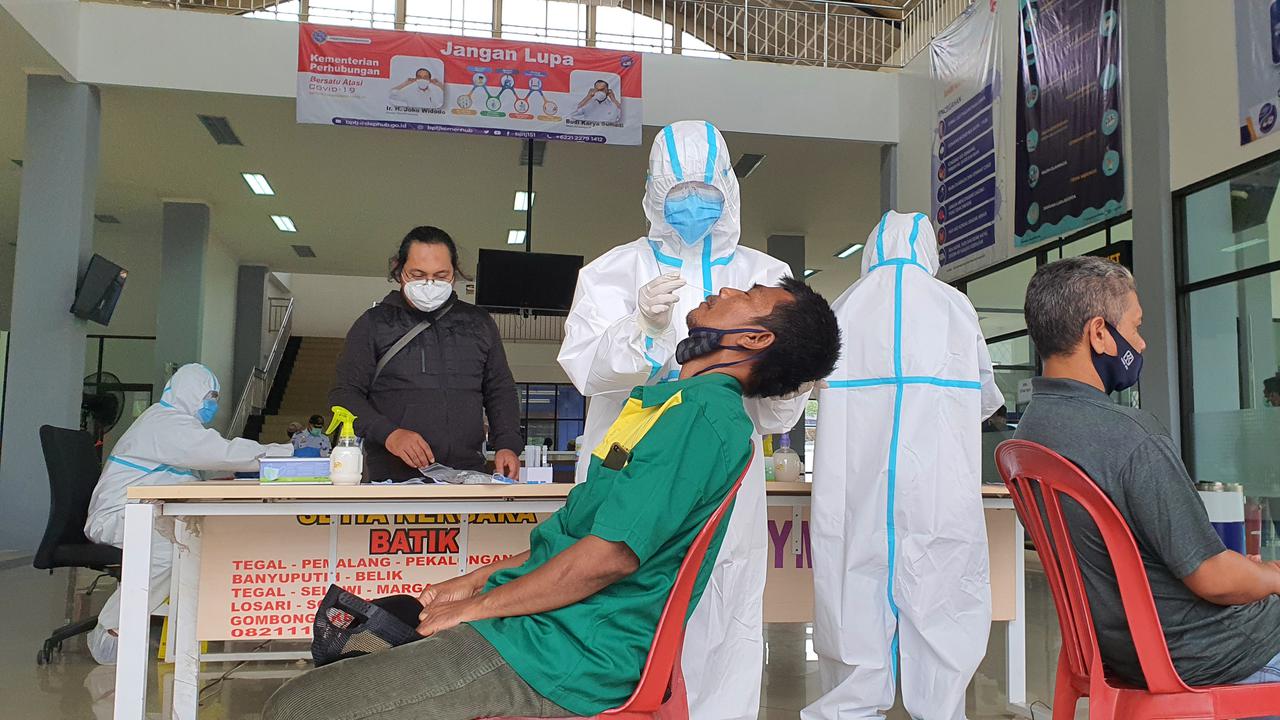 Calon penumpang bus di Terminal Jatijajar, Depok diwajibkan swab test Covid-19 saat libur Natal 2020
