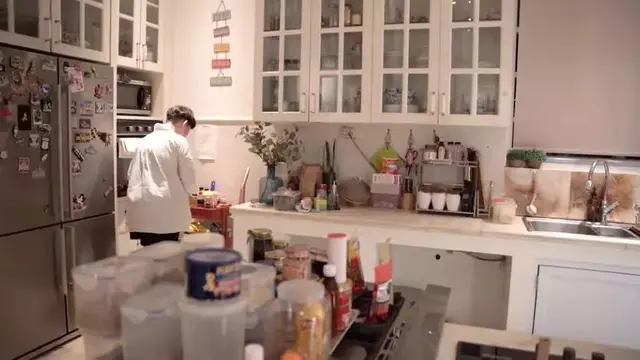 Dilengkapi Kulkas Dua Pintu, Oven, dan Microwave