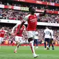 Gelandang Arsenal Bukayo Saka berselebrasi setelah mencetak gol dari titik penalti ke gawang Tottenham Hotspur pada pertandingan Liga Inggris di Emirates Stadium, London, Minggu, 24 September 2023. (HENRY NICHOLLS / AFP)