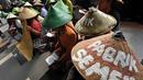 Aksi puluhan petani asal Jawa Tengah di Gedung KPK, Jakarta, Kamis (22/11/2014). (Liputan6.com/Miftahul Hayat)