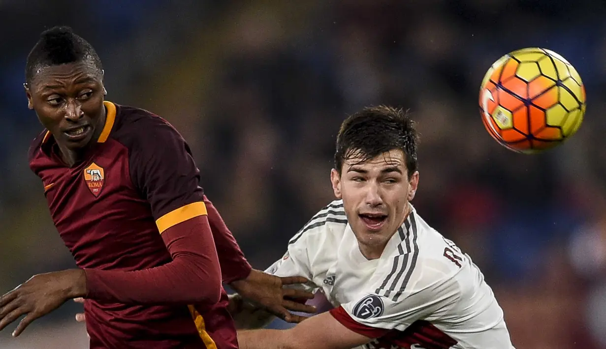Pemain AS Roma, Umar Sadiq (kiri) berebut bola dengan pemain AC Milan, Alessio Romagnoli pada lanjutan Liga Italia Serie A di Stadion Olympico, Roma, Minggu (10/1/2016) dini hari WIB. (AFP Photo/Andreas Solaro)