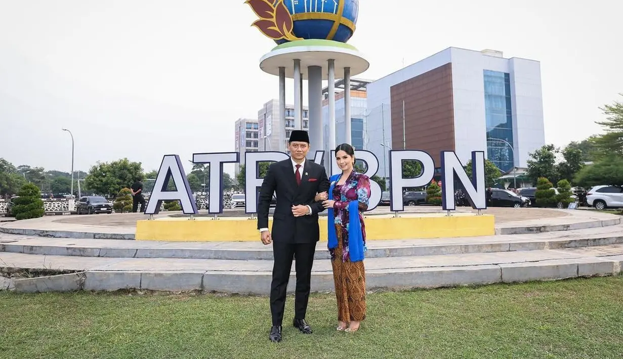 Penampilannya kemudian disempurnakan dengan pulasan makeup flawless, tatanan rambut sanggul rendah, serta beberapa aksesori keemasan yang memberi impresi mewah nan berkelas. [@agusyudhoyono].