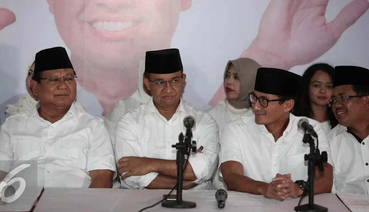 Ketua Umum Partai Gerindra Prabowo Subianto bersama Ketua Umum PKS, Sohibul Iman calon gubernur dan wakil gubernur DKI, Anies Baswedan dan Sandiaga Uno berfoto bersama di DPP Gerindra, Jakarta, Rabu (15/2). (Liputan6.com/Faizal Fanani)