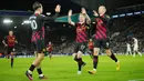 Pemain Manchester City Erling Haaland (kanan) merayakan dengan rekan setimnya Kevin De Bruyne (tengah) dan Jack Grealish usai mencetak gol ke gawang Leeds United pada pertandingan sepak bola Liga Inggris di Stadion Elland Road, Leeds, Inggris, 28 Desember 2022. Manchester City mengalahkan Leeds United dengan skor 3-1. (AP Photo/Jon Super)