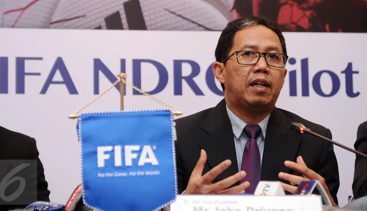 Wakil Ketua Umum PSSI, Joko Driyono menyampaikan hasil pertemuan dengan perwakilan FIFA di Jakarta, Jumat (10/2). Pertemuan membahas National Dispute Resolution Chamber atau penyelesaian sengketa pemain profesional. (Liputan6.com/Helmi Fithriansyah)
