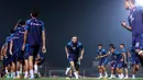 <p>Pemain Persib Bandung, Marc Klok (tengah) dkk melakukan pemanasan dalam sesi official training di Stadion Gelora Bangkalan, Madura, Kamis (30/5/2024) jelang laga leg kedua final Championship Series BRI Liga 1 2023/2024 menghadapi Madura United, Jumat, 31 Mei 2024. (Bola.com/Bagaskara Lazuardi)</p>