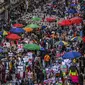 Orang-orang berbelanja hadiah Natal di jalan komersial di San Victorino, Bogota, Kolombia, Senin (21/12/2020). Kota-kota utama di Kolombia pada Senin mengumumkan pembatasan yang mempengaruhi sekitar 15 juta orang karena peningkatan penularan covid-19 menjelang Natal. (Juan BARRETO/AFP)