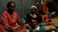 Pengungsi korban erupsi Gunung Sinabung,Karo, Sumatera Utara yang tetap beribadah meski dengan segala keterbatasan.