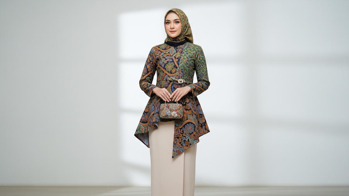 8 Inspirasi Blouse Batik Lebaran Kekinian, Cocok untuk Celana atau Rok