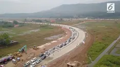 Kepadatan masih terlihat pada jalur tol fungsional dalam pekan arus balik Lebaran 2018.
