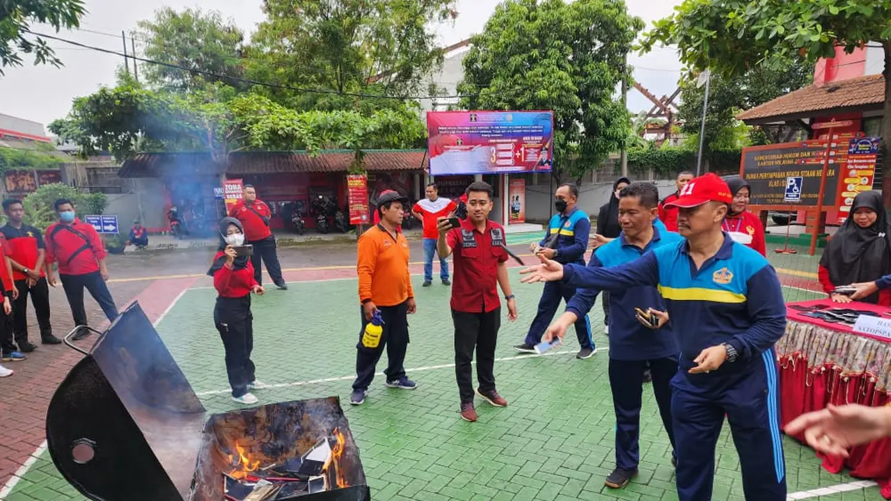 Ratusan HP sitaan dari lapas dan rutan di Jatim dibakar petugas. (Istimewa)