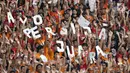 Ribuan suporter Persija Jakarta, The Jakmania mengangkat tangan sambil yel-yel pada laga final Piala Presiden 2018 antara Persija Jakarta melawan Bali United di Stadion Utama GBK, Senayan, Jakarta, Sabtu (17/2). (Liputan6.com/Arya Manggala)