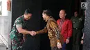 Dirut Indosiar Imam Sudjarwo bersalaman dengan Kepala Staf TNI Angkatan Darat (KASAD) Andika Perkasa usai silaturahmi di Mabes AD, Jakarta, Kamis (26/9/2019). Silaturahmi untuk memelihara dan kembali membangun kerjasama antara Emtek dan Mabes AD. (Liputan6.com/Herman Zakharia)