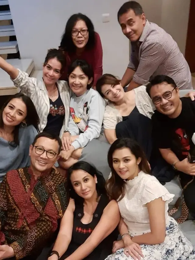 pemeran orangtua di sinetron Dari Jendela SMP buka puasa bersama (Foto: Instagram alvinadam1)