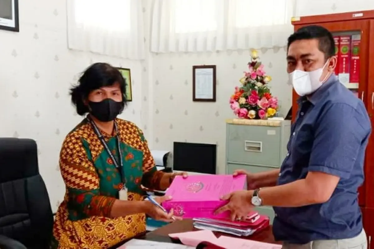 Pelimpahan berkas korupsi oksigen dan gas di Rokan Hulu oleh jaksa di Pengadilan Tipikor pada Pengadilan Negeri Pekanbaru.
