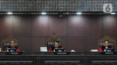 Ketua Hakim Mahkamah Konstitusi Anwar Usman memimpin jalannya sidang pleno keputusan sistem pemilu legislatif proporsional terbuka  di Gedung Mahkamah Konstitusi (MK), Jakarta, Kamis (15/6/2023). (merdeka.com/imam buhori)