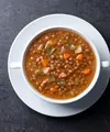 Tak ketinggalan, saus yogurt menjadi elemen penyegar yang menyatukan seluruh rasa. [Dok/freepik.com/chandlervid85]