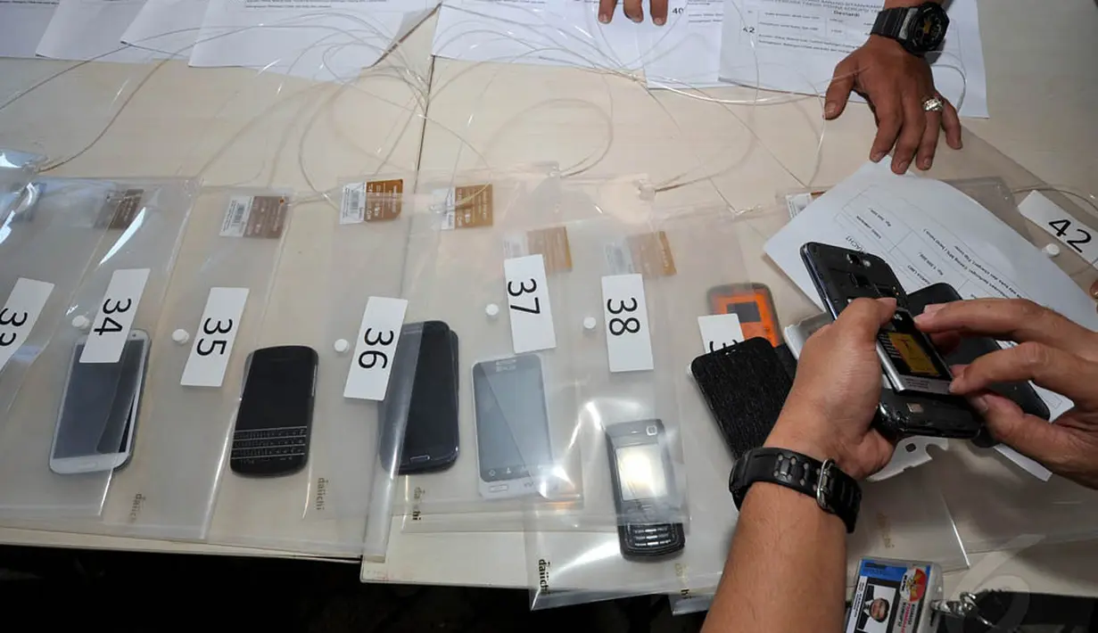 Sebanyak 42 barang elektronik dilelang KPK, mulai dari telepon genggam hingga laptop, Jakarta, Rabu (12/11/2014). (Liputan6.com/Miftahul Hayat)