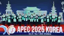 Baris depan dari kiri ke kanan, Perdana Menteri Australia Anthony Albanese, Sultan Brunei Hassanal Bolkiah, Perdana Menteri Kanada Mark Carney, Presiden Chili Gabriel Boric, Presiden Tiongkok Xi Jinping, Presiden Korea Selatan Lee Jae Myung, Presiden Indonesia Prabowo Subianto, Perdana Menteri Jepang Sanae Takaichi, Perdana Menteri Malaysia Anwar Ibrahim, Perdana Menteri Selandia Baru Christopher Luxon, Presiden Filipina Ferdinand Marcos Jr., dan baris belakang dari kiri ke kanan, Kepala Eksekutif Hong Kong John Lee, Wakil Perdana Menteri Papua Nugini John Rosso, Wakil Perdana Menteri Rusia Alexei Overchuk, Perdana Menteri Singapura Lawrence Wong, Perdana Menteri Thailand Anutin Charnvirakul, Presiden Vietnam Luong Cuong, Menteri Keuangan AS Scott Bessent, Menteri Perdagangan Luar Negeri dan Pariwisata Peru Teresa Mera, Menteri Ekonomi Meksiko Marcelo Ebrard, utusan Taiwan untuk Pertemuan Pemimpin Ekonomi APEC 2025 Lin Hsin-i berdiri untuk foto bersama di Pertemuan Pemimpin Ekonomi Asia-Pasifik (APEC) Pertemuan Pemimpin di Gyeongju, Korea Selatan, Sabtu, 1 November 2025. (Yonhap via AP)