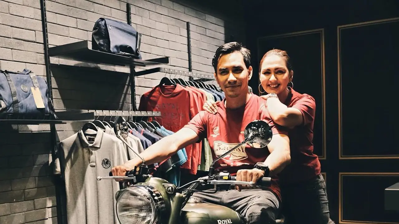 FOTO: Momen Seru Darius Sinathrya bersama Donna Agnesia Saat Naik Moge
