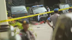 Polisi memeriksa jenazah seorang yang diduga sebagai pelaku bom bunuh diri di Mapolrestabes Medan, Sumatera Utara, Rabu (13/11/2019). Bom bunuh diri meledak di Mapolrestabes Medan sekitar pukul 08.45 WIB. (ATAR/AFP)