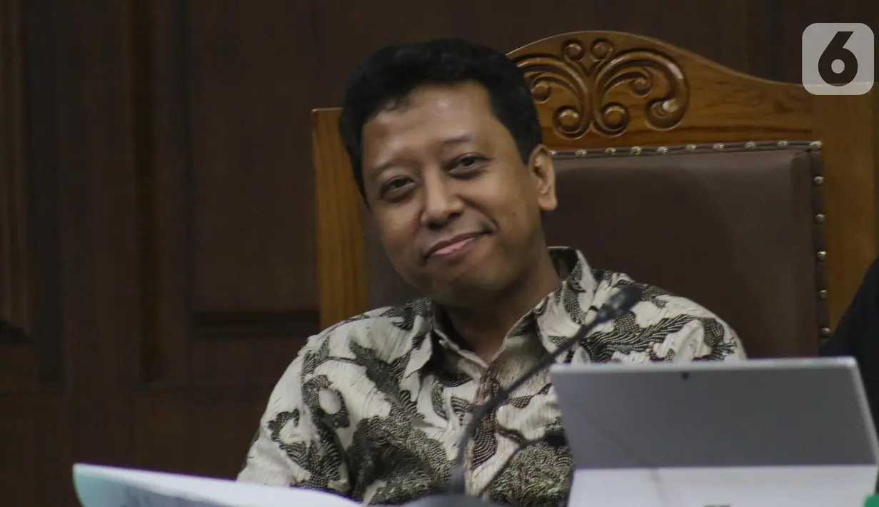 Terdakwa dugaan suap jual-beli jabatan di lingkungan Kemenag, M Romahurmuziy saat menjalani sidang lanjutan di Pengadilan Tipikor, Jakarta, Rabu (23/10/2019). Sidang mendengar keterangan saksi, salah satunya Kepala Kemenag Gresik Muafaq Wirahadi (Liputan6.com/Helmi Fithriansyah)