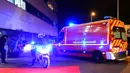 Ambulans mengantar suporter kerumah sakit saat pembatas tribun stadion roboh pada laga Ligue 1 antara Amiens melawan Lille LOSC  di Licorne stadium, Amiens, (30/9/2017). Laga tersebut akhirnya ditunda. (AFP/Francois Lo Presti)