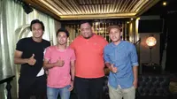 M Ridho, Bagus Nirwanto, Nabil Husein, dan Yericho Christiantoko usai penandatanganan kontrak bersama Borneo FC di Jakarta, Selasa (5/12/2017). (Liputan6.com/Risa Rahayu Kosasih)