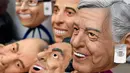 Topeng lateks dari kandidat presiden Meksiko Andres Manuel Lopez Obrador (kanan), dari partai MORENA, dan para kandidat dan tokoh politik lainnya ditampilkan di pabrik Rev di Jiutepec, Morelos State, Meksiko, (28/3). (AFP Photo/Alfredo Estrella)