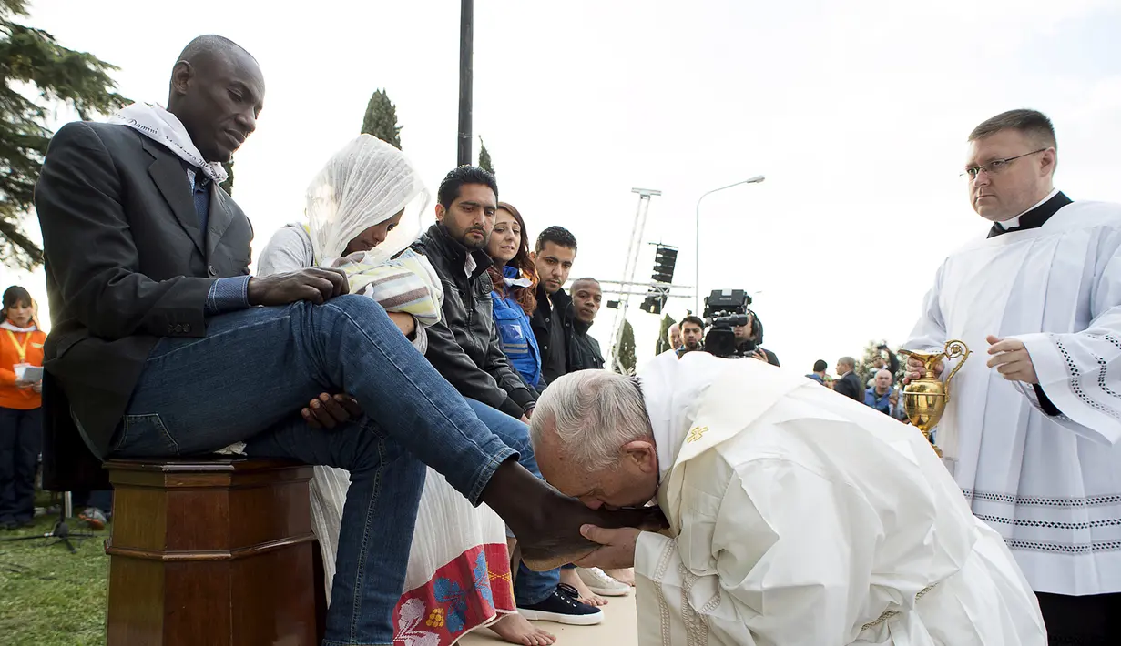 Paus Fransiskus mencium kaki imigran sebelum memimpin misa Kamis Putih, di sebuah lokasi penampungan di Castelnuovo, dekat Roma, Italia, Kamis (24/3/2016). (Reuters/ Osservatore Romano)