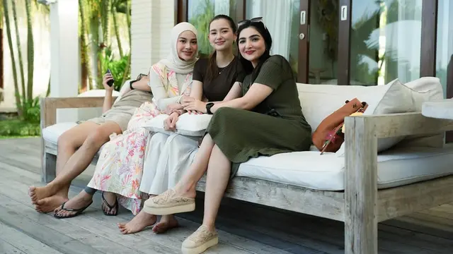 6 Gaya Liburan Aurel Hermansyah di Bali, Dress Bunga dan Sandal Jepit Tetap Kece