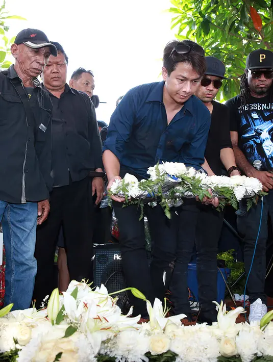 Beberapa teman dari ajang pencarian bakat terlihat hadir memberikan penghormatan terakhir. Delon mengiklhaskan kepergian sahabatnya tersebut. (Deki Prayoga/Bintang.com)