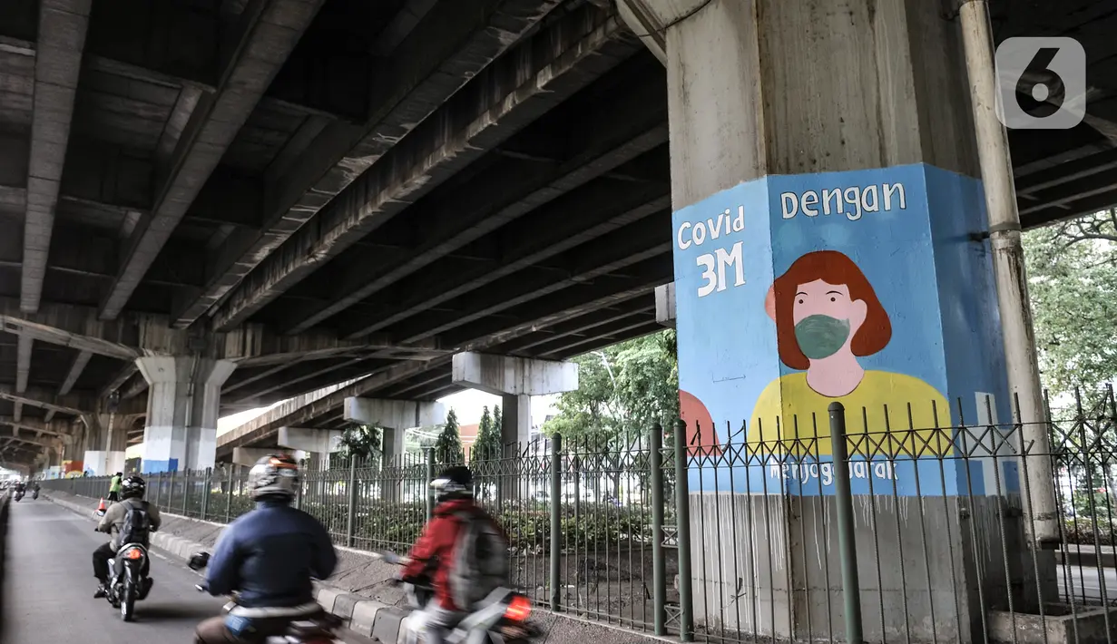 Pengendara motor melintasi mural bertema protokol kesehatan Covid-19 yang menghiasi tiang pancang jalan tol di Jalan Ahmad Yani, Jakarta, Minggu (13/12/2020). Warna-warni mural ini dibuat oleh seniman dari berbagai daerah. (merdeka.com/Iqbal S. Nugroho)
