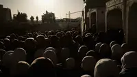 Jumat Pertama Ramadan 1447 Hijriah, Warga Palestina Antre Lintasi Pos Militer Israel Menuju Masjid Al-Aqsa