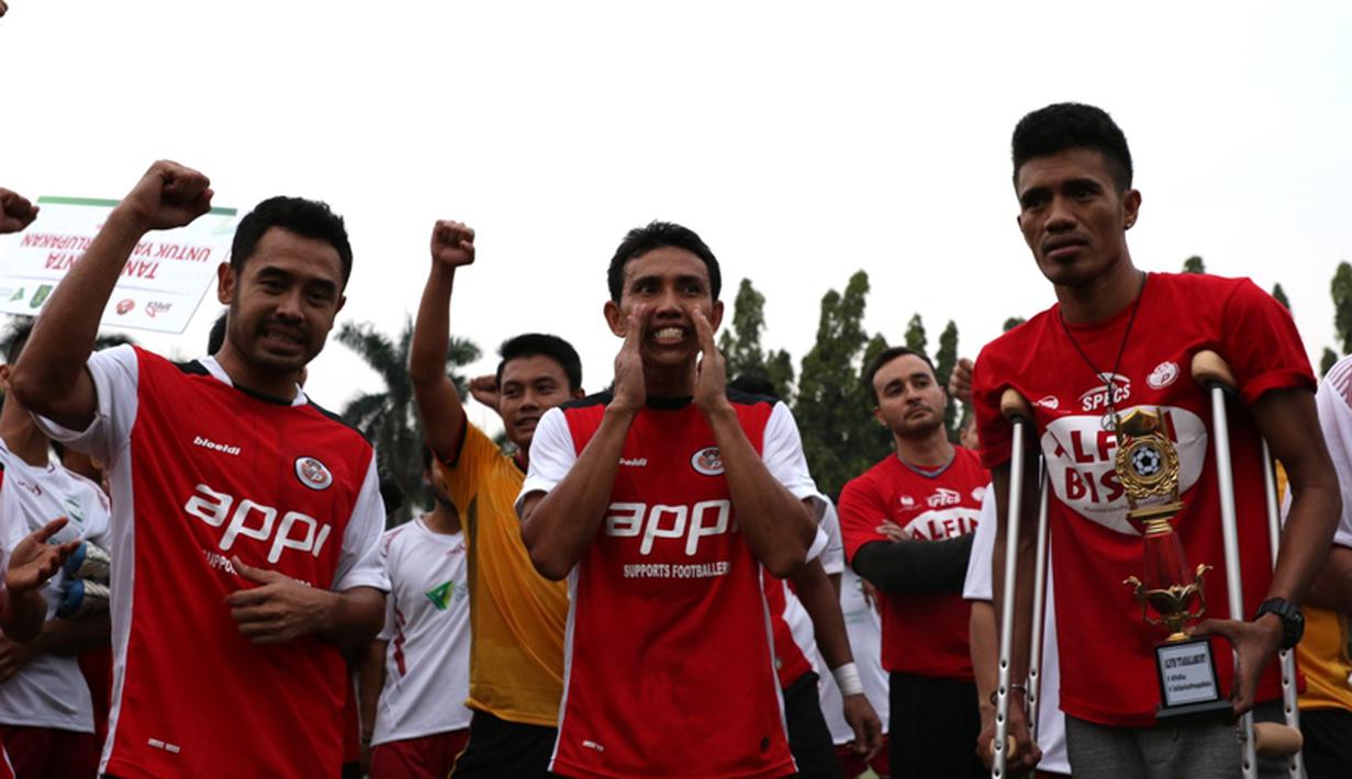 Yel dukungan untuk Alfin Tuasalamony. (Bola.com/Arief Bagus)