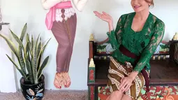 Selama di Bali, Tamara Bleszynski kerap mengunggah aktivitas sehari-harinya. Wanita yang berulang tahun pada 25 Desember ini nampak anggun dalam balutan kebaya Bali. (Liputan6.com/IG/@tamarableszynskiofficial)