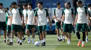 Para pemain Meksiko tiba untuk latihan jelang melawan Argentina pada pertandingan sepak bola Grup C Piala Dunia 2022 di Jor, Qatar, Jumat (25/11/2022). Meksiko akan menghadapi Argentina pada 27 November 2022. (AP Photo/Moises Castillo)